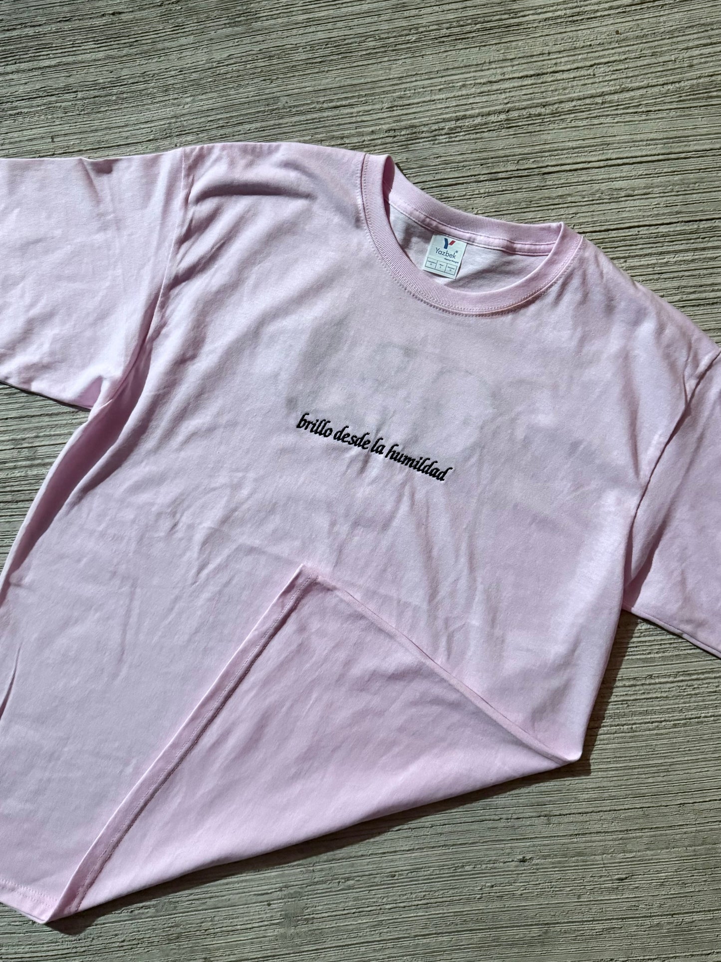 Brillo desde la humildad embroidered tee