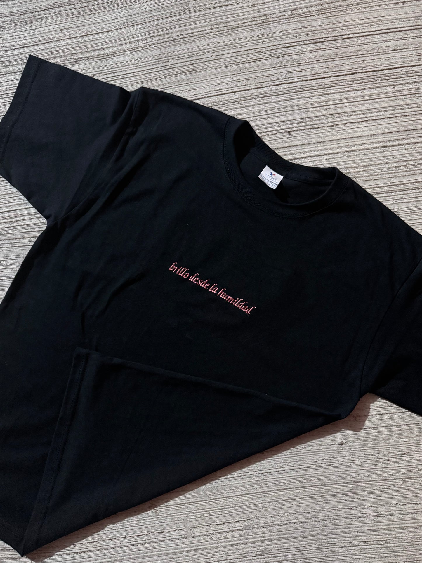 Brillo desde la humildad embroidered tee